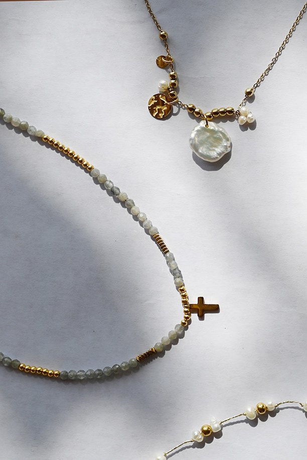 White pearls chocker