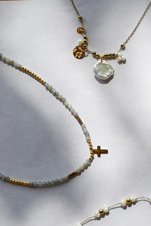 
                  
                    Charger l&amp;#39;image dans la galerie, White pearls chocker
                  
                