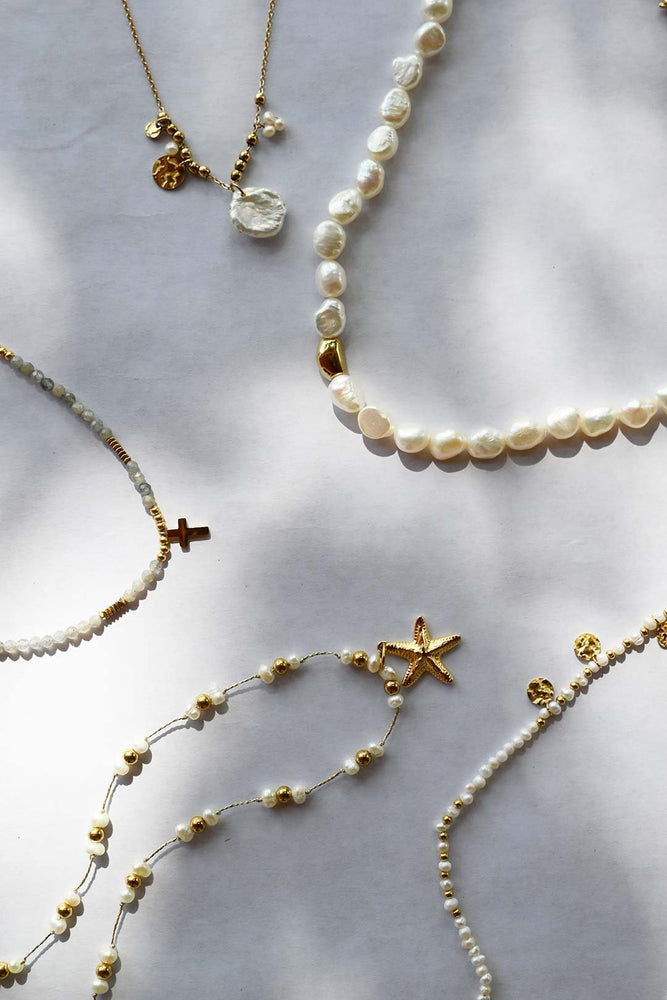 White pearls chocker