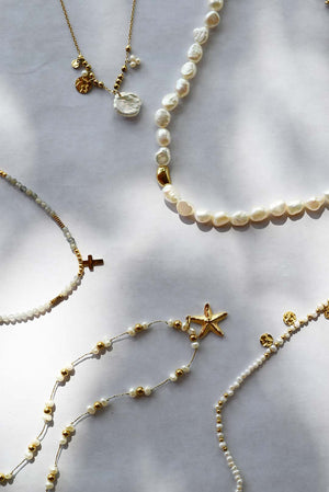 
                  
                    Charger l&amp;#39;image dans la galerie, White pearls chocker
                  
                
