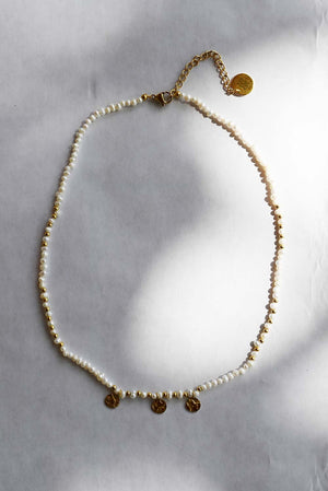 
                  
                    Charger l&amp;#39;image dans la galerie, White pearls chocker
                  
                