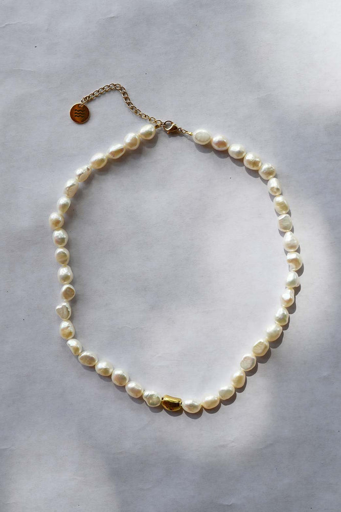 White pearls chocker