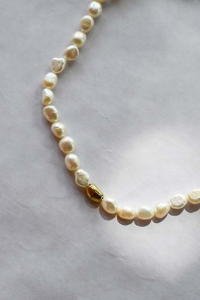 White pearls chocker