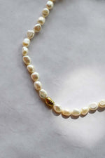White pearls chocker